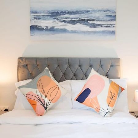 Fantastic 1 Bed Apartment In Crawley Eksteriør billede
