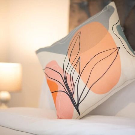 Fantastic 1 Bed Apartment In Crawley Eksteriør billede