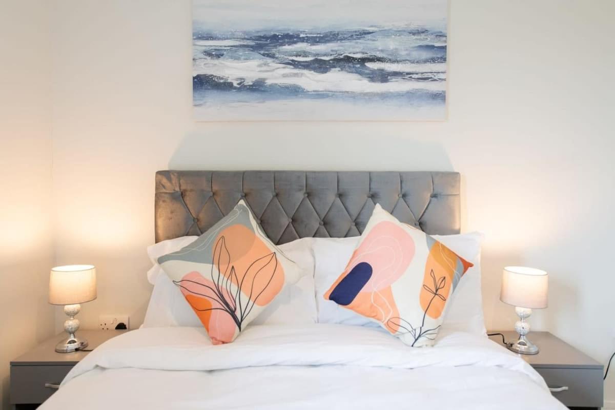 Fantastic 1 Bed Apartment In Crawley Eksteriør billede