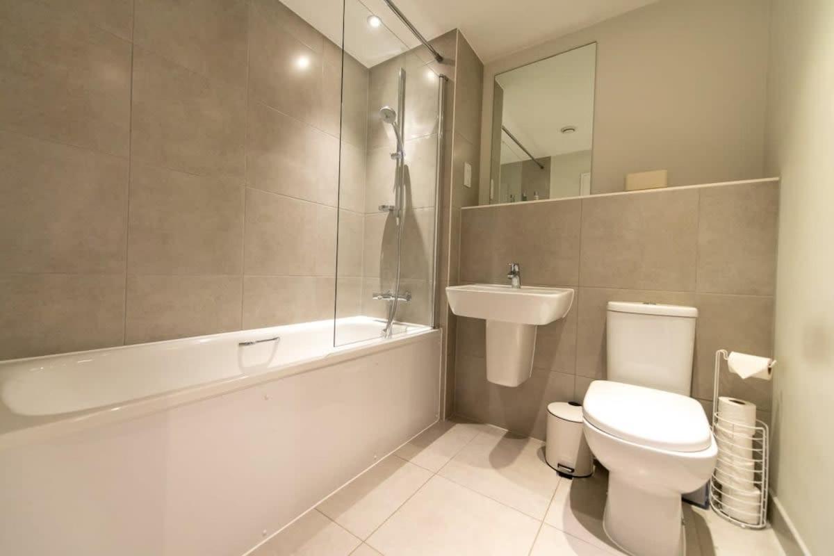 Fantastic 1 Bed Apartment In Crawley Eksteriør billede