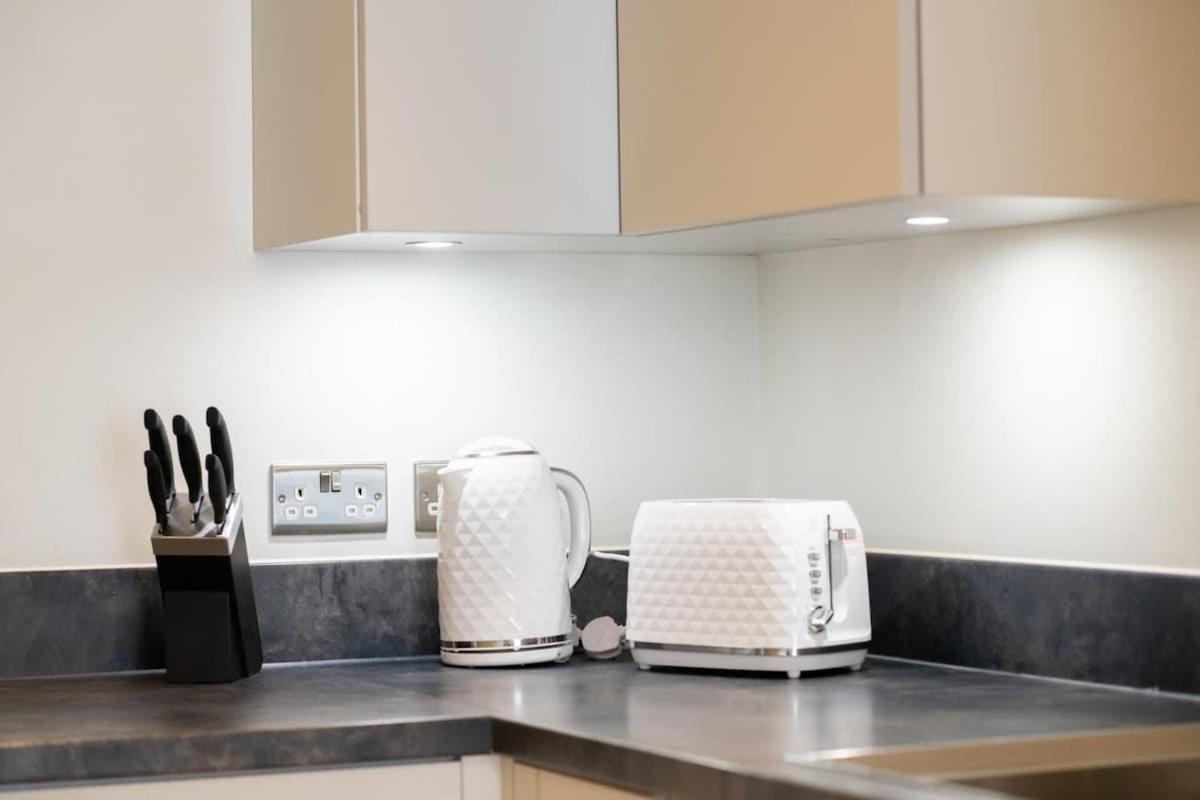 Fantastic 1 Bed Apartment In Crawley Eksteriør billede