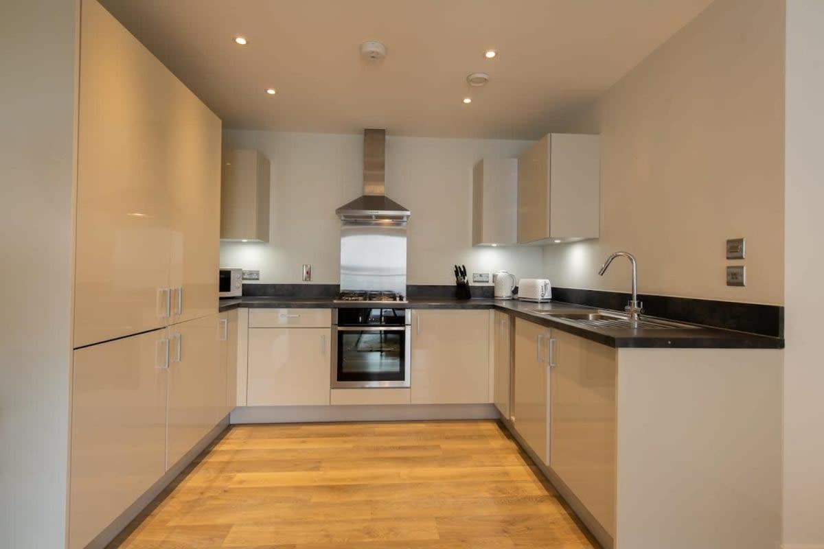 Fantastic 1 Bed Apartment In Crawley Eksteriør billede