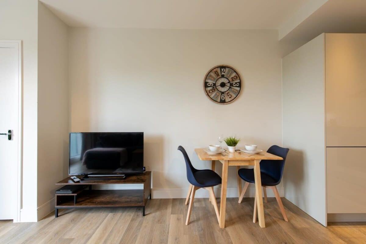 Fantastic 1 Bed Apartment In Crawley Eksteriør billede