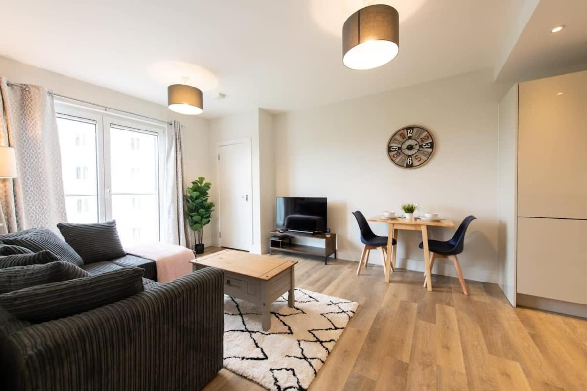 Fantastic 1 Bed Apartment In Crawley Eksteriør billede