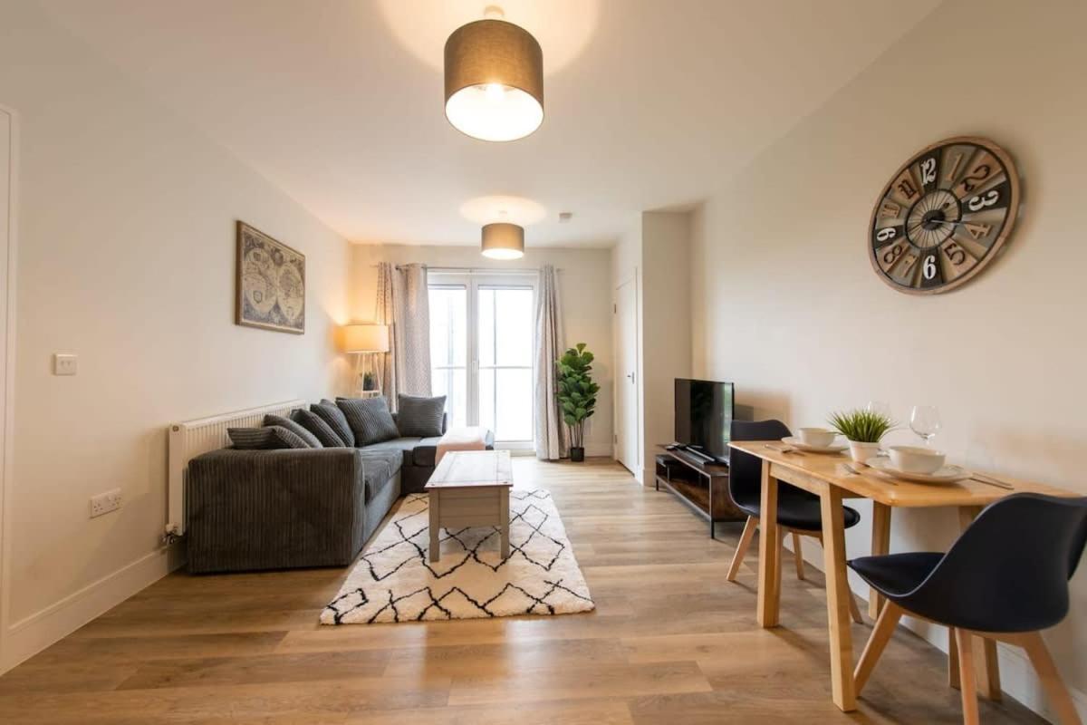 Fantastic 1 Bed Apartment In Crawley Eksteriør billede