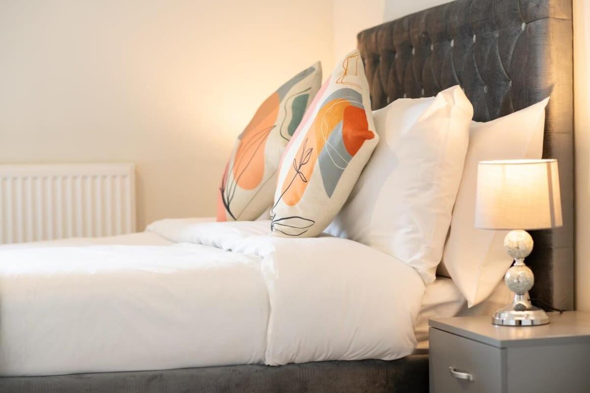 Fantastic 1 Bed Apartment In Crawley Eksteriør billede