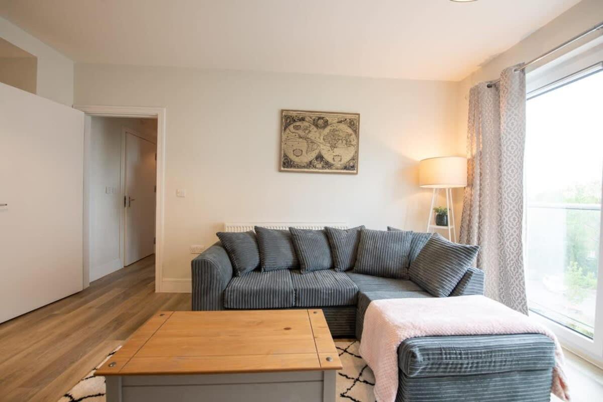 Fantastic 1 Bed Apartment In Crawley Eksteriør billede