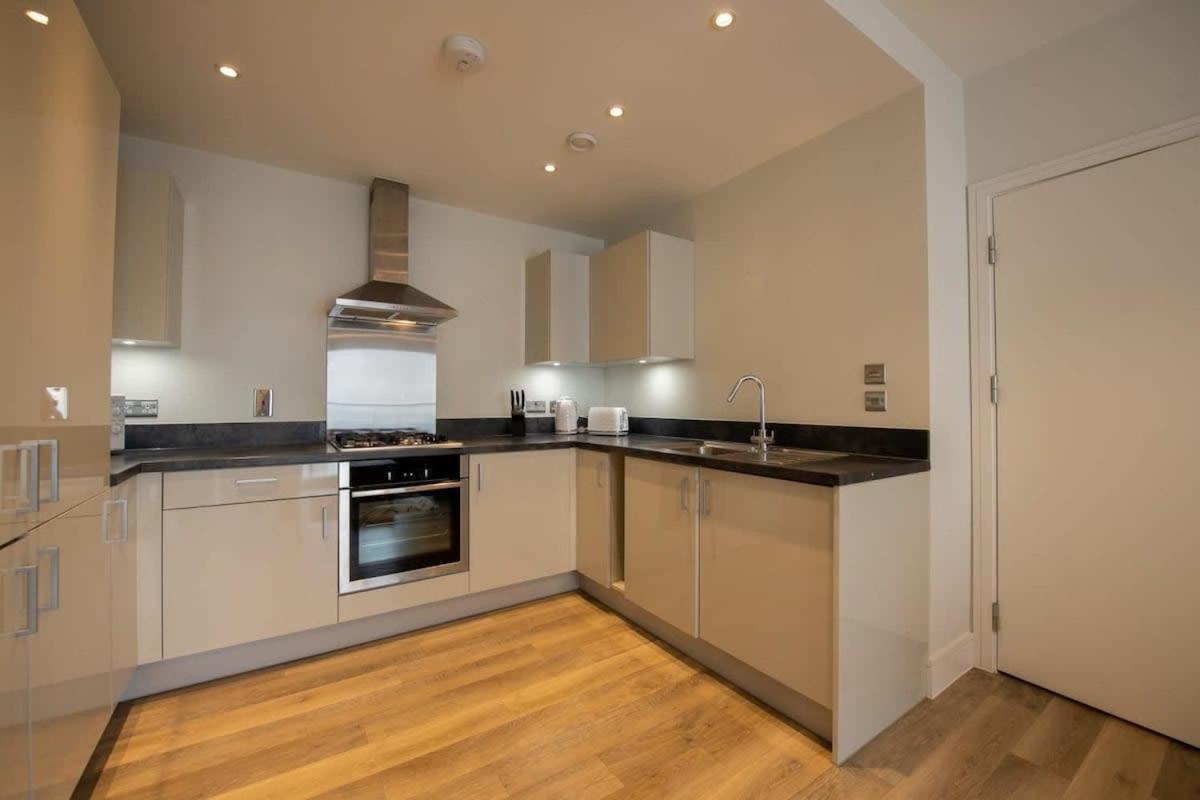Fantastic 1 Bed Apartment In Crawley Eksteriør billede